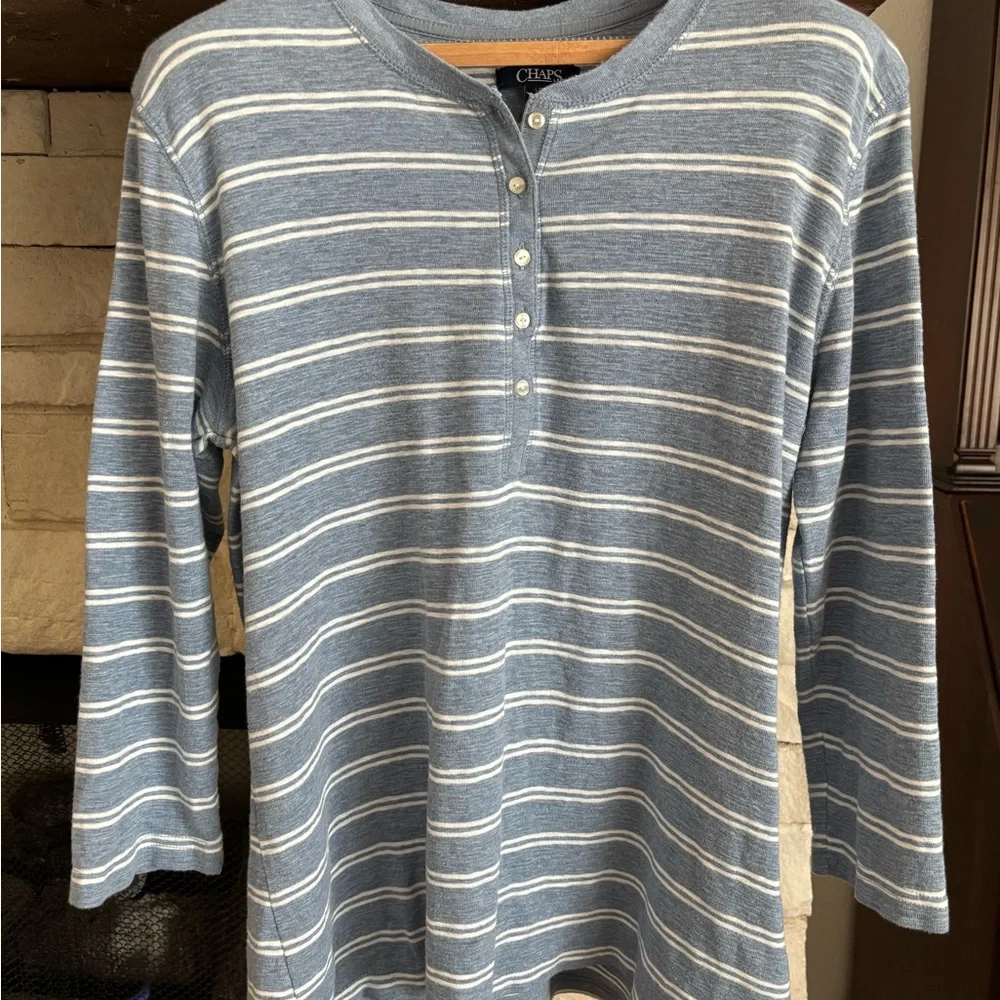 CHAPS Chambray Blue Striped 3/4 Sleeve Henley Shirt - Picture 1 of 4